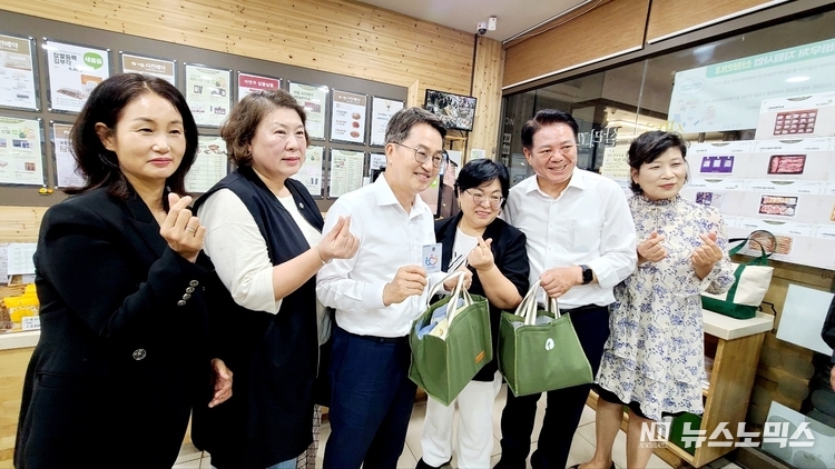 지난 16일 경기도 안양 한살림 비산매장에서 김동연 경기도지사와 경기권역 한살림생협 대표단이 면담 후 기념촬영을 하고 있다. 왼쪽부터 박용광 한살림경기남부 상무이사, 손동옥 비산매장 책임자, 노옥희 한살림수원 이사장, 김동연 경기도지사, 성미영 한살림경기남부 이사장, 최대호 안양시장, 채송미 한살림경기동부 이사장, 정희자 한살림경기서남부 이사장