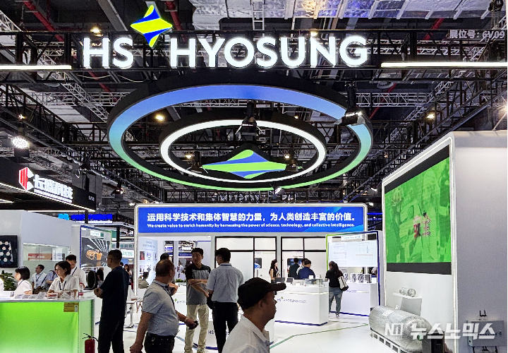 중국 상하이에서 진행되고 있는 ‘CCE 2025’에 참가한 HS효성첨단소재 부스 전경