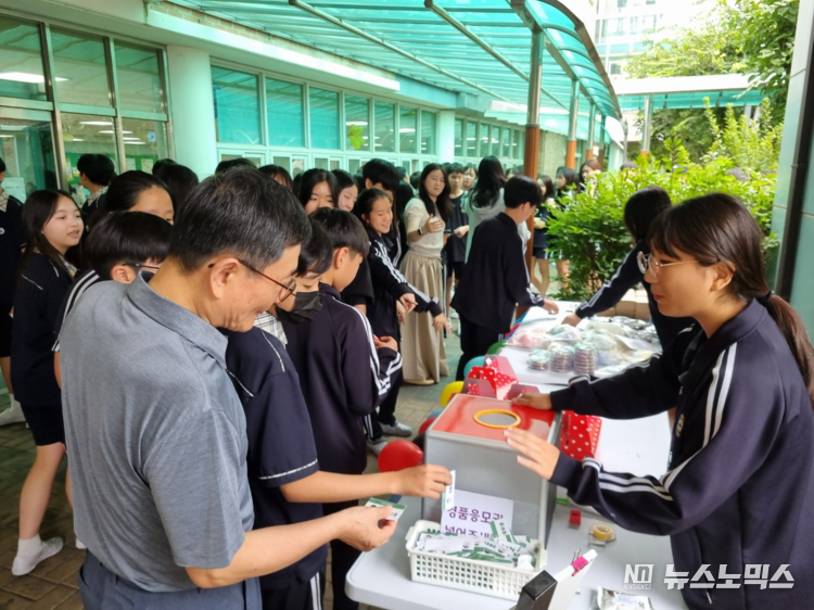 경기 용인시 흥덕중학교는 잔반 35% 감축 축하 이벤트로 급식을 남기지 않은 학생들에게 간식과 경품권을 제공했다.
