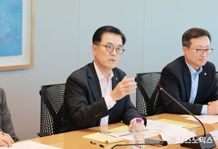이경근 대표이사 사장이 ‘고객신뢰혁신 TF’ 출범 킥 오프 미팅에서 발언하고 있다