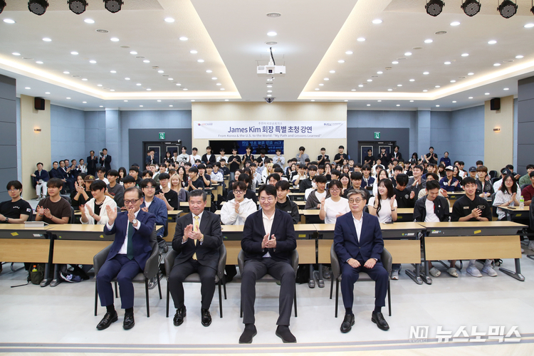 한국항공대 허희영 총장, 제임스 김 암참 회장 겸 대표이사, 조원태 한진그룹 회장, 성용락 정석인하학원 이사장을 비롯한 주요 내빈과 한국항공대 교직원 및 학생들이 기념 촬영을 하고 있다