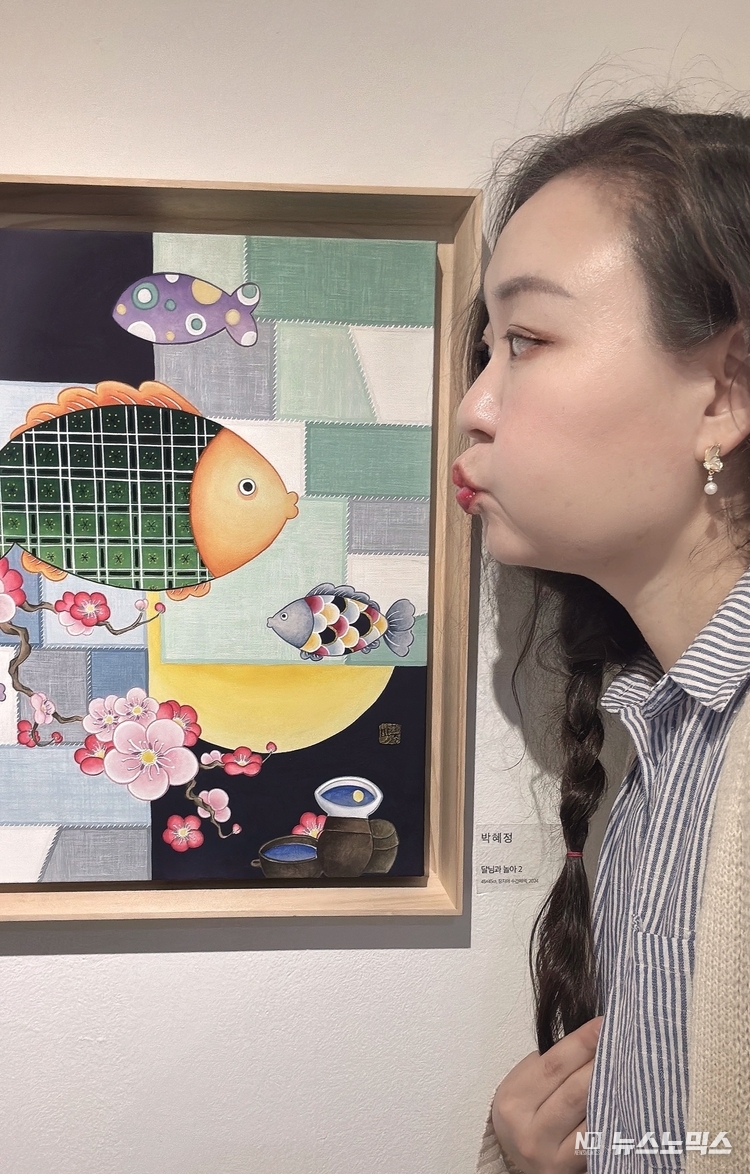 박혜정 작가의 작품은 익숙한 민화의 도상이 귀엽고 유쾌하게 변주되어 있지만, 이는 결코 가볍게 소비될 수 있는 이미지가 아니다. 전통의 어법을 현대적인 감각 속에 다시 불러들이며, 오래된 이야기들을 현재의 시간으로 생생하게 이어준다.