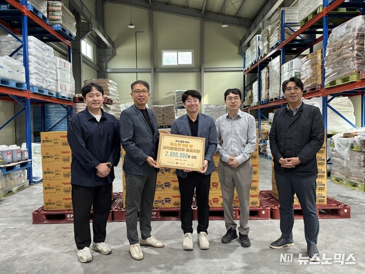 2일 오전 10시께 추석 명절을 맞아 식품 원자재 유통업체인 (주)거원식품(대표:손영수)은 (사)충북시민재단과, 충북사회복지공동모금회에 간편식품을 기탁했한 뒤 기념촬영을 하고 있다.