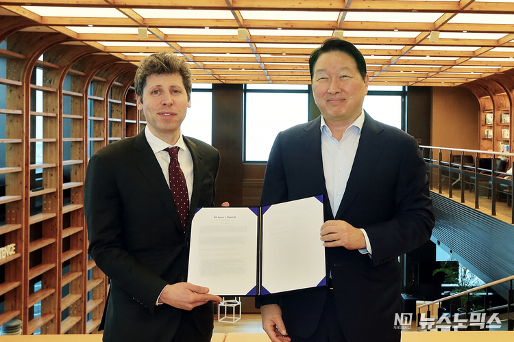 샘 올트먼 OpenAI CEO(왼쪽)와 최태원 회장(오른쪽)이 서울 종로구 SK서린빌딩에서 메모리 공급 의향서(Memory Supply LOI)와 서남권 AI DC 협력에 관한 양해각서(MOU)를 체결한 후 기념 촬영을 하고 있다