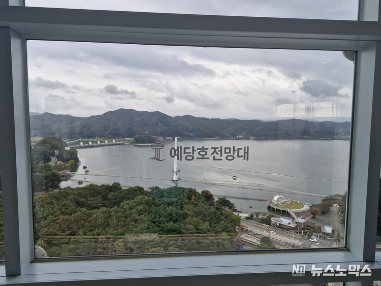 충남 예산 '예당호 전망대'에서 내려다 보이는 예당저수지 모습