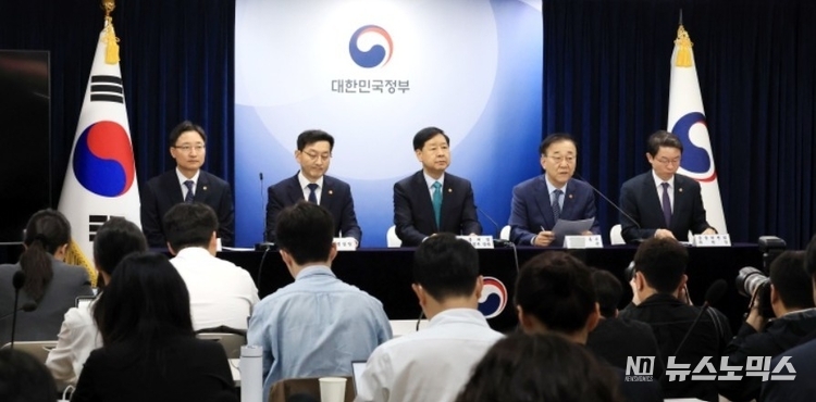 김윤덕 국토교통부 장관이 15일 서울 종로구 정부서울청사에서 주택시장 안정화 대책을 발표하고 있다. 왼쪽부터 임광현 국세청장, 윤창렬 국무조정실장, 구윤철 경제부총리 겸 기획재정부 장관, 김 장관, 이억원 금융위원회 위원장.