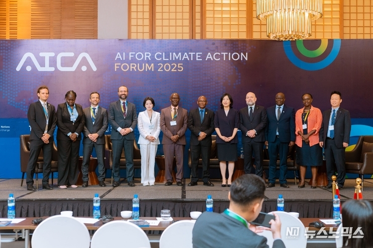 10월 8~9일 탄자니아 다르에스살람에서 코이카가 유엔기후변화협약(UNFCCC), 탄자니아 정부와 공동으로 개최한 ‘기후행동을 위한 인공지능 포럼 2025(UNFCCC-KOICA AI for Climate Action Forum 2025)’에서 주요 참석자들이 기념사진을 촬영하고 있다/제공=UNFCCC 사무국