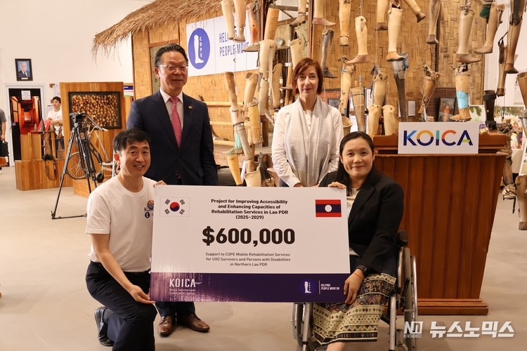 코이카(KOICA·한국국제협력단)가 16일(현지시간) 라오스 수도 비엔티안 ‘COPE 센터’에서 불발탄 문제의 심각성과 불발탄 피해자 지원 성과를 알리기 위해 개최한 ‘K+HOPE’ 캠페인 현장에서 ‘라오스 북부지역 불발탄 피해자 및 장애인을 위한 모바일 재활서비스 지원 사업’의 시작을 알리는 세레모니가 진행되고 있다. 왼쪽부터 오성수 코이카 라오스 사무소장, 정영수 주라오스 대한민국 대사, 마르틴 테헤흐(Martine Thérer) UNDP 라오스 사무소장, 메타 티파웡(Metta Thippawong) COPE 센터장