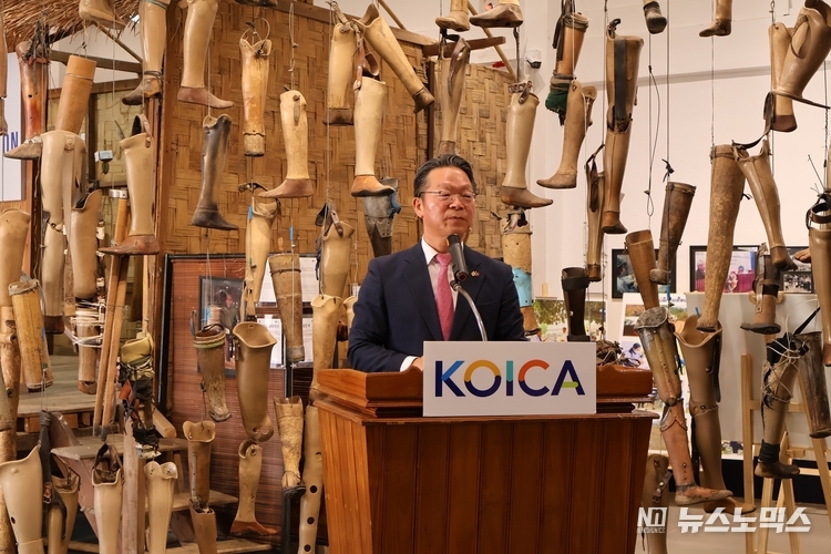 코이카(KOICA·한국국제협력단)가 16일(현지시간) 라오스 수도 비엔티안 ‘COPE 센터’에서 불발탄 문제의 심각성과 불발탄 피해자 지원 성과를 알리기 위해 개최한 ‘K+HOPE’ 캠페인 현장에서 정영수 주라오스 대한민국 대사가 방문객들에게 환영사를 하고 있다