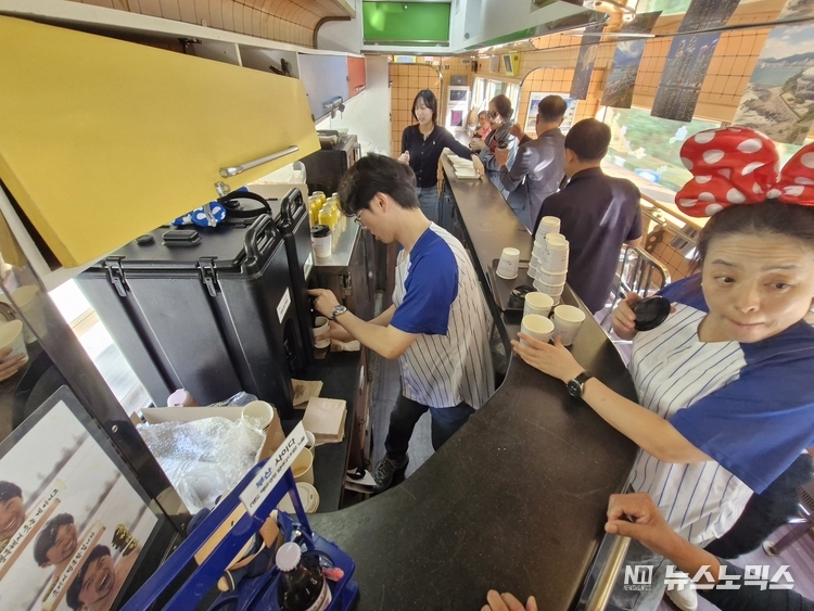 E-train 관광열차 내 음료, 부산어묵 나눠주는 코레일 부산·경남지부 직원들 모습