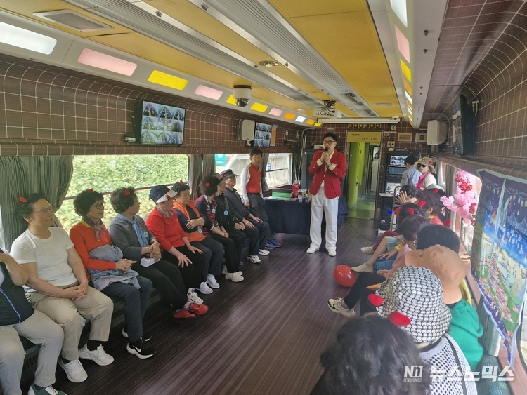 E-train 관광열차 내 5호차 초대가수 한석 '일편단심' 열창 모습