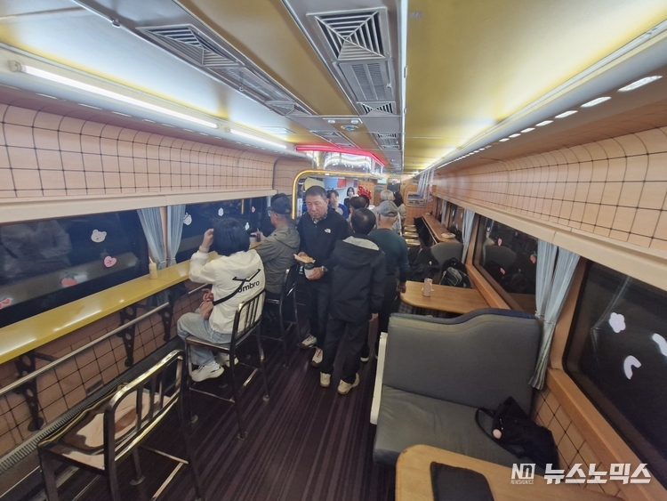 E-train 관광열차 내 카페 모습