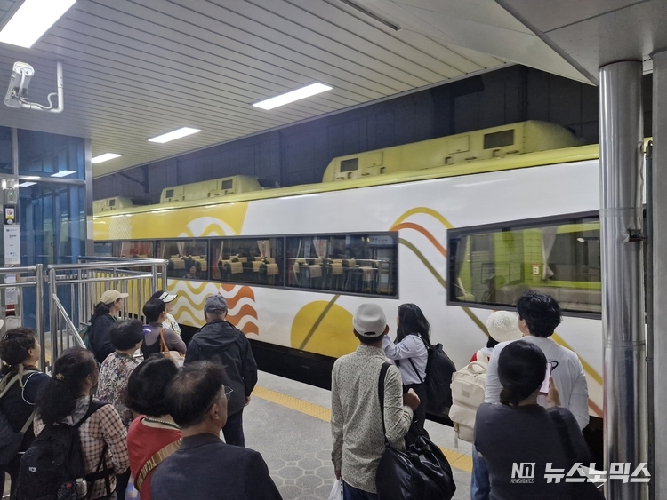 신해운대역에서 E-train 관광열차 탑승하는 모습