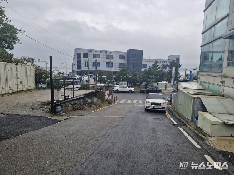 삼길포관광안내소 앞 삼길포항 회센터