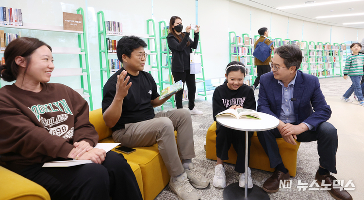 25일 오후 경기도서관에서 열린 경기도서관 도민과의 첫만남에서 김동연 경기도지사가 경기도서관을 방문한 도민들과 이야기를 나누고 있다.