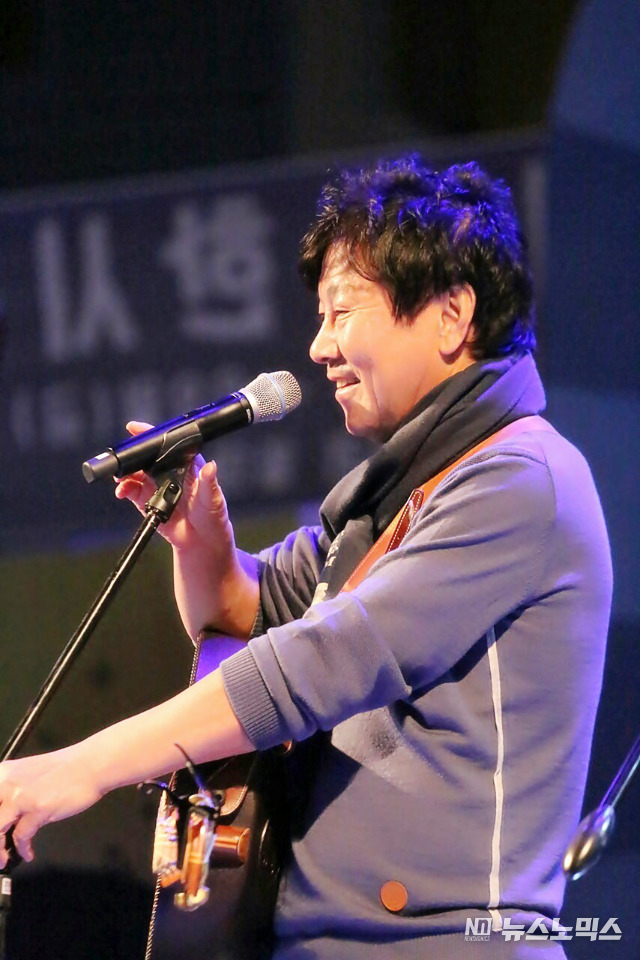 가수 백영규 공연중 / 사진제공 (주)채널넘버식스