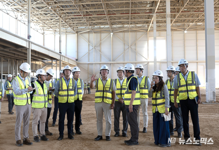 정의선 회장(가운데), 호세 무뇨스 사장(앞줄 왼쪽에서 세번째)이 박원균 HMMME 법인장(앞줄 오른쪽에서 세번째)에게 사우디 신공장 건설 진행 현황을 들으며 공장을 둘러보고 있다.