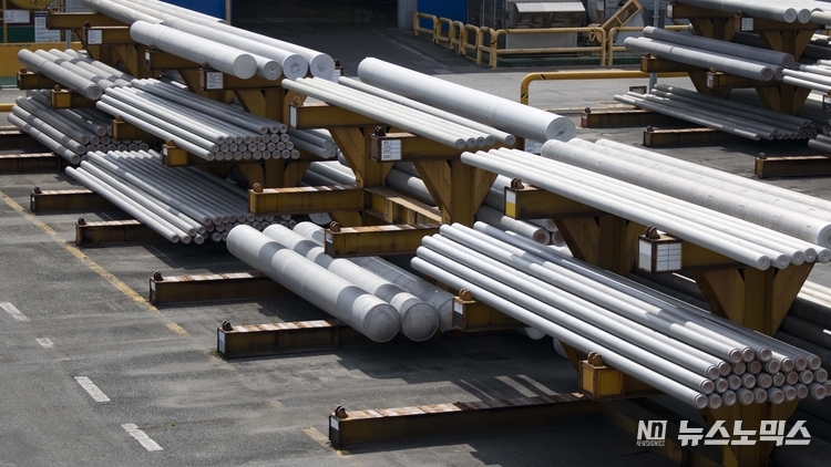 세아항공방산소재의 다양한 크기의 고강도 알루미늄 소재가 야적장에 적재돼 있다