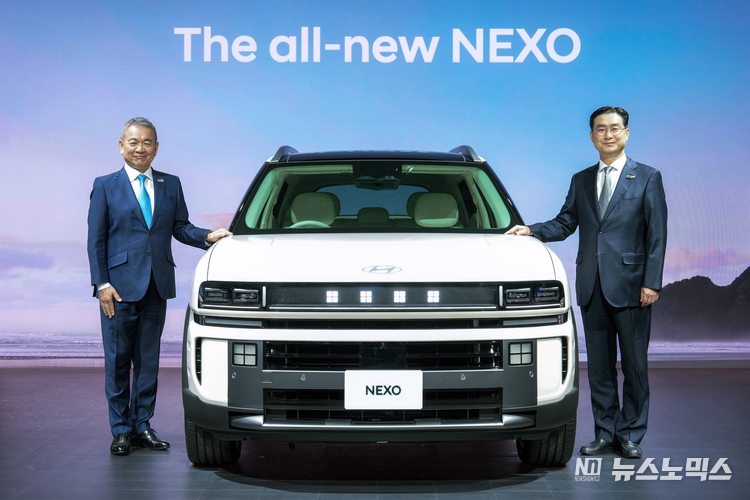 현대차일본법인(HMJ) 시메기 토시유키 법인장과 현대차 정유석 부사장이 재팬 모빌리티쇼 2025에서 기념 촬영을 하고 있다