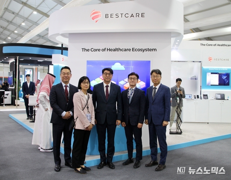 문병준 주사우디 한국대사가 전시 부스를 방문해 이지케어텍 관계자들과 사진 촬영을 하고 있다. 문병준 대사(가운데)와 홍우선 이지케어텍 대표이사(오른쪽에서 두 번째)
