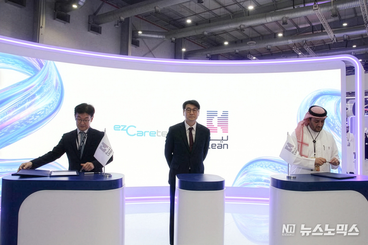 28일 이지케어텍과 사우디 국부펀드(PIF) 산하 헬스케어 기업 Lean Business Services의 업무협약(MOU) 체결식이 진행됐다. 홍우선 이지케어텍 대표이사와 Mohanned Alrasheed Lean Business Services 대표가 MOU 문서에 서명하고 있다. 가운데는 문병준 주사우디 한국대사